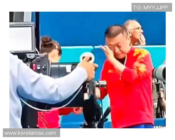 球员赛场深情跪地求婚成功全场观众掌声雷动见证浪漫时刻 球员赛场深情跪地求婚成功全场观众掌声雷动见证浪漫时刻