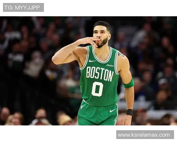 塔图姆场上举动引发广泛争议 球迷怒不可遏讨论声浪不断 塔图姆场上举动引发广泛争议 球迷怒不可遏讨论声浪不断